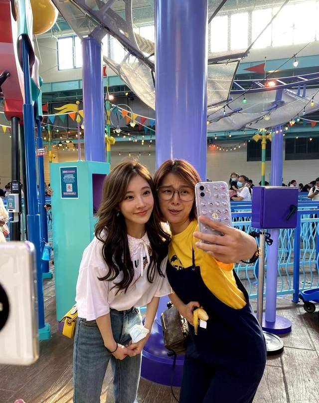 时间|偶遇冯提莫！有观众爆出生图且兴奋表示：真人比上镜更好看！