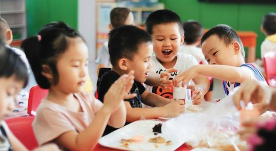 活动|幼儿园组织做月饼，为配合老师工作宝妈买来30盒，家长们议论纷纷