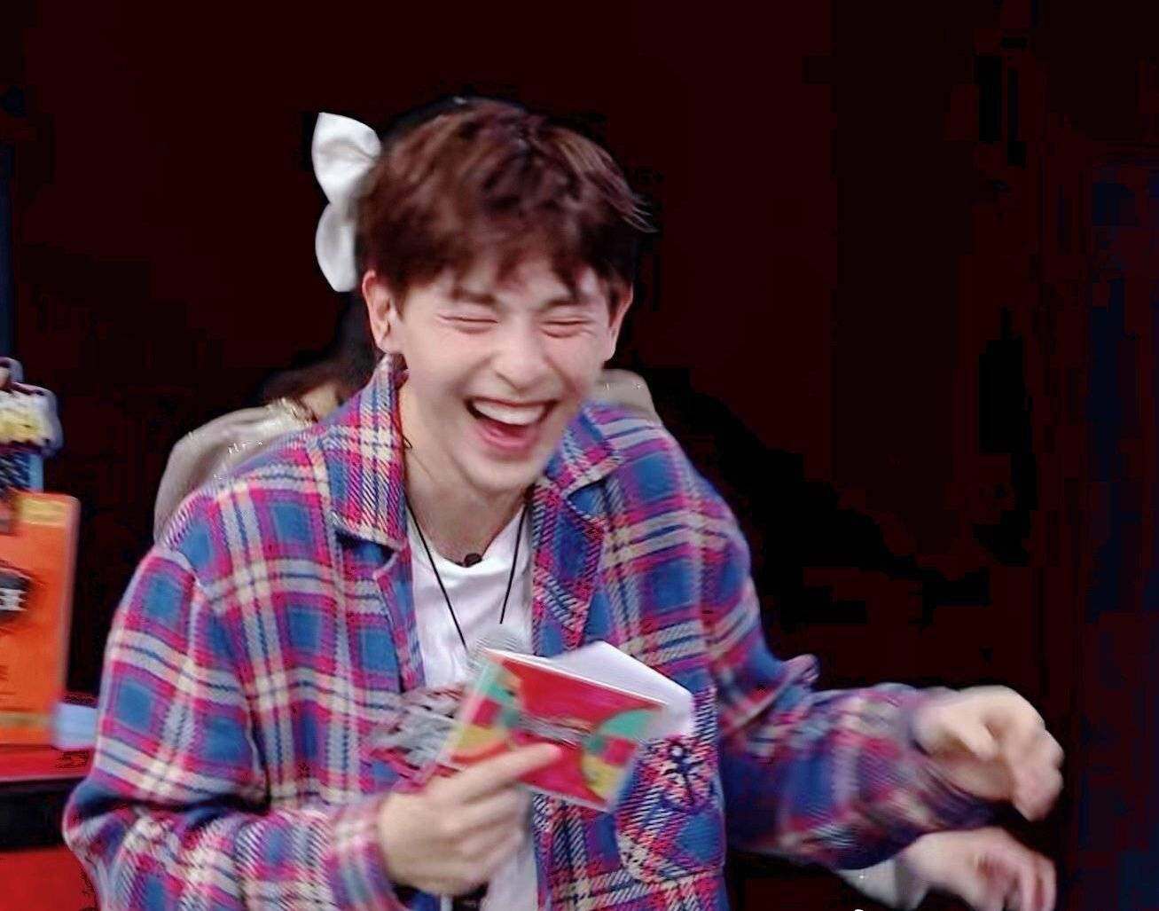 还以为邓伦坐树上了盘点邓伦那些搞笑的错位神图