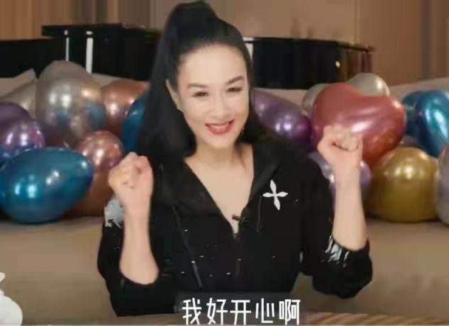 马尾|钟丽缇庆51岁生日，她居C位发际线竟比婆婆还高，婆媳像老姐妹