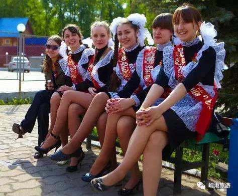 俄罗斯有多开放？学生妹服装很有特色，游客却表示有点难为情