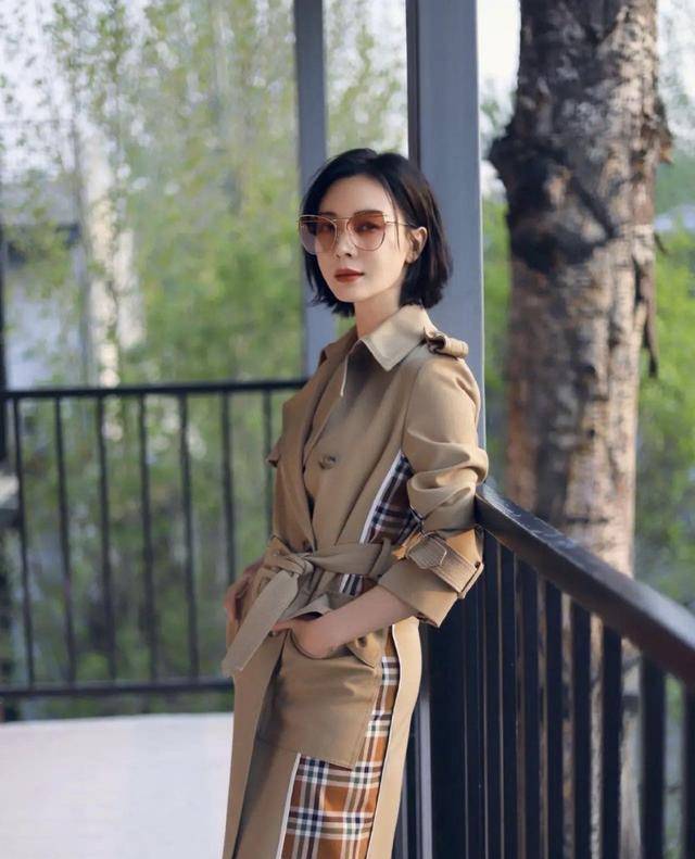 短裙|奔四女人别总穿牛仔裤，学陈数这样搭，优雅时髦更显气质