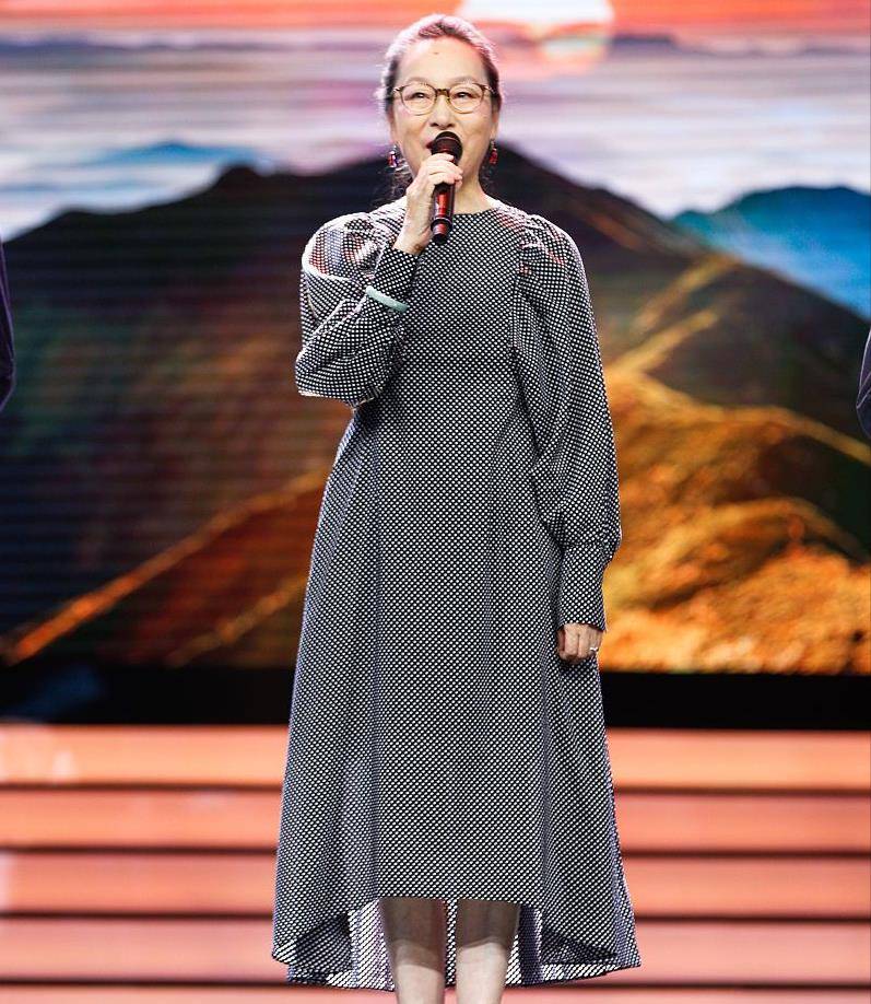 奚美娟|奚美娟老了柔和又时髦，把红色棉袄也穿得喜庆不俗，66岁气质惊艳