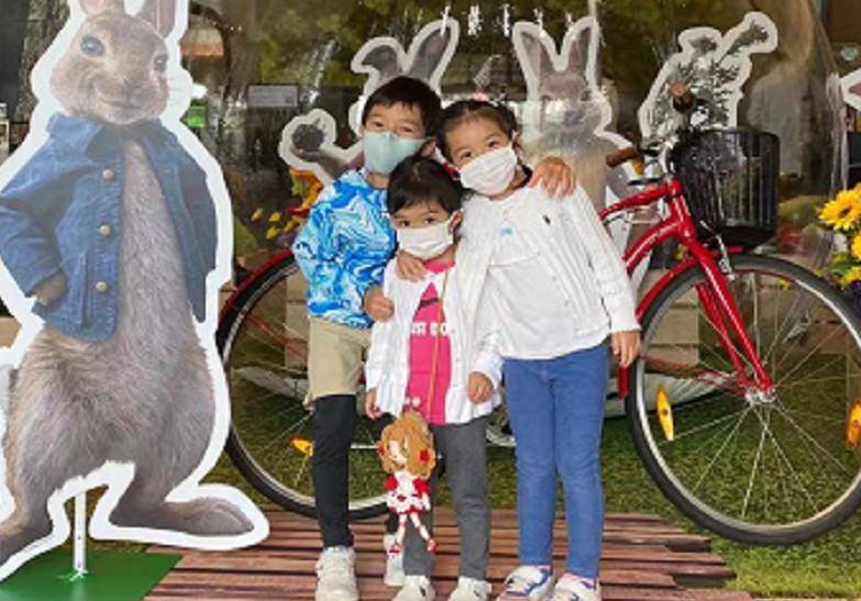 都成|霍启刚郭晶晶提前过中秋,甜蜜挽手看音乐会,女方穿裙装气质优雅