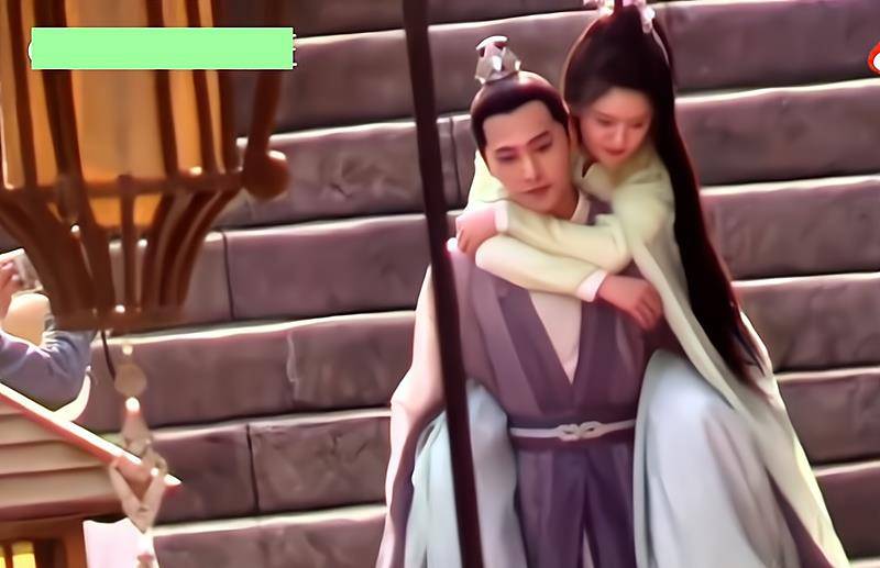 女友|杨洋新剧《且试天下》路透，雨中背起女友漫步，男友力爆棚太甜了