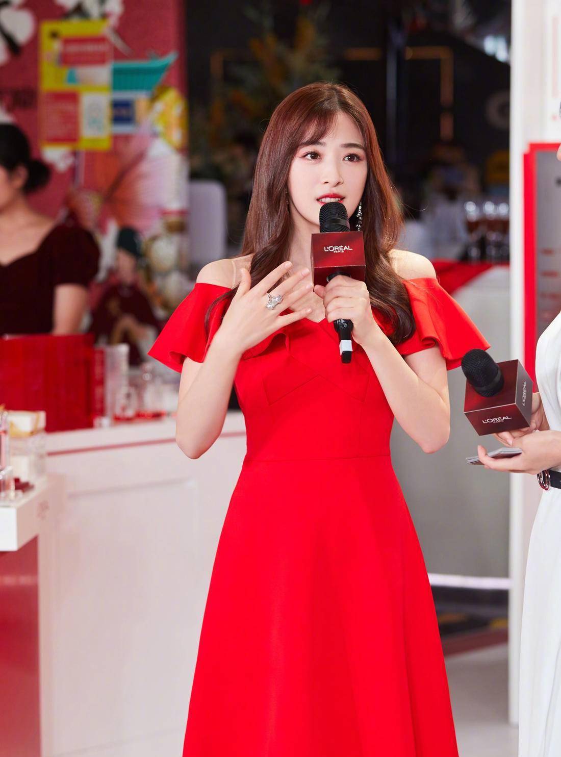 舞台|张含韵现身穿吊带裙配长靴，双腿细得塞不满靴筒，31岁这身材优秀