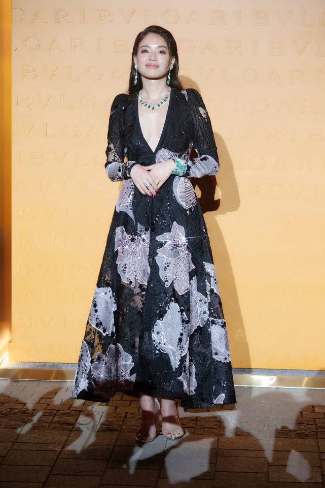 舒淇|舒淇的领子还是遮一遮吧，开口还挺大的，不咋保守但也不低俗