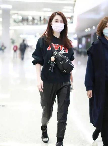 洪欣|张丹峰夫妇合体!穿4百块卫衣太时髦,洪欣穿红衣搂6岁女儿真美