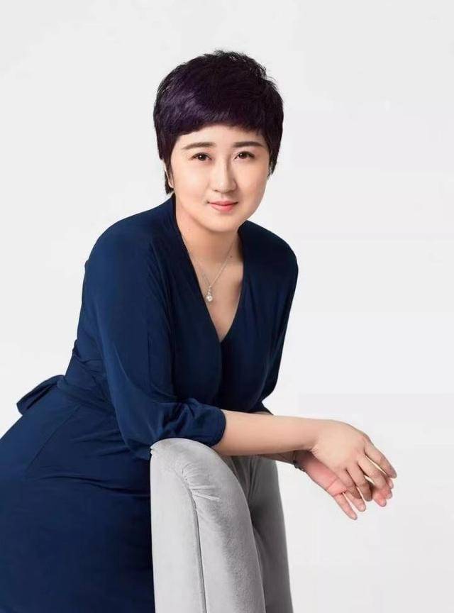 设计|张纪中太幸福！混血儿子给他洗脚，43岁女儿穿衣时髦大后妈4岁