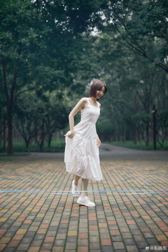 当红|毛晓彤穿白裙恍如国民初恋美呆了！雪肤玉貌太清丽脱俗