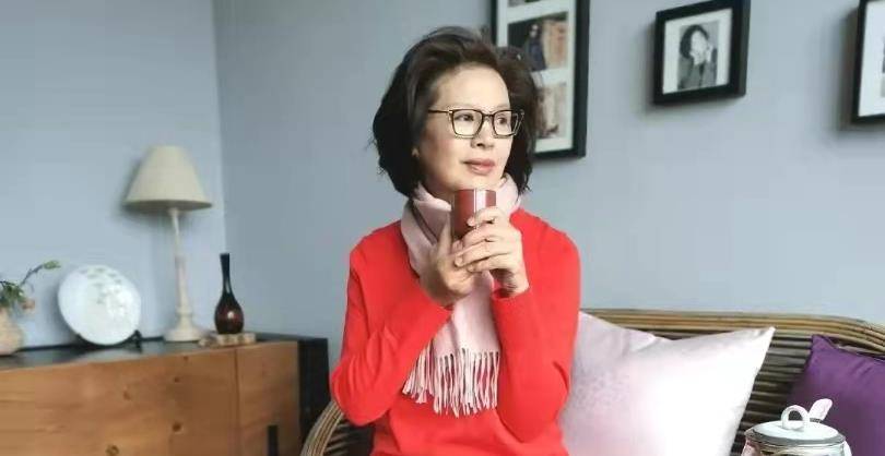 卷发|谁说老年人只能烫小卷？这几种大卷发型时髦减龄，也非常适合老人