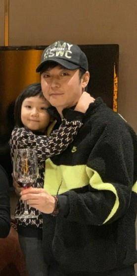 洪欣|张丹峰夫妇合体!穿4百块卫衣太时髦,洪欣穿红衣搂6岁女儿真美