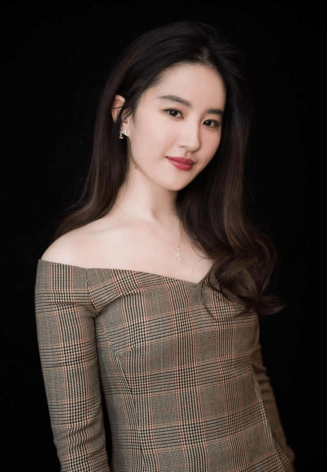 大地|刘亦菲真看得起自己,穿显胖衣服出门逛街买奢侈品,越来越接地气