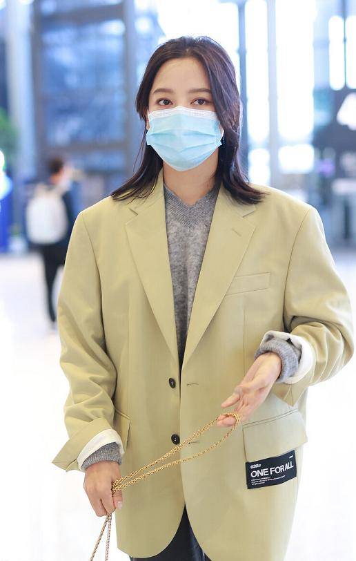 小白|辛芷蕾衣服品味在线,浅绿色西服搭配长裤走机场,高级干练