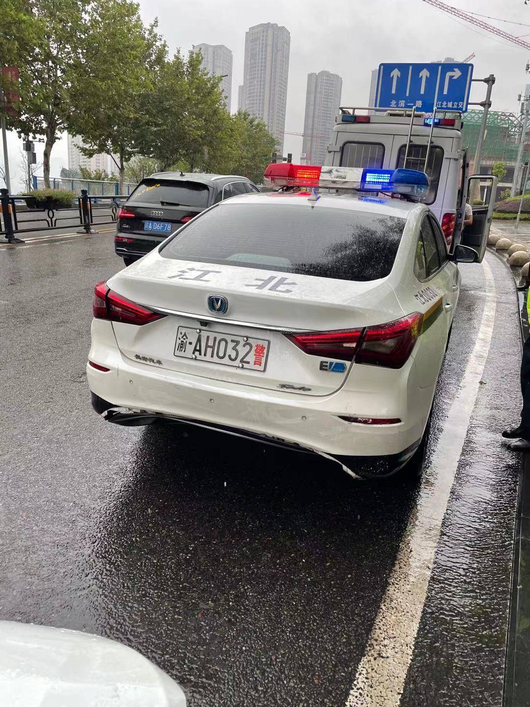 网约车司机为看手机追尾 抬头一看竟是警车