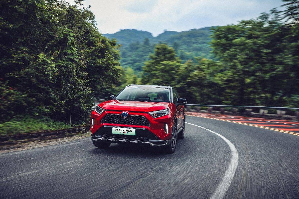 一汽丰田rav4荣放双擎e打造插混行驶新憧憬