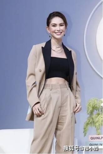 休闲风|昆凌真不愧是周杰伦的老婆，把西装当成裙子穿真洋气，气场好强大