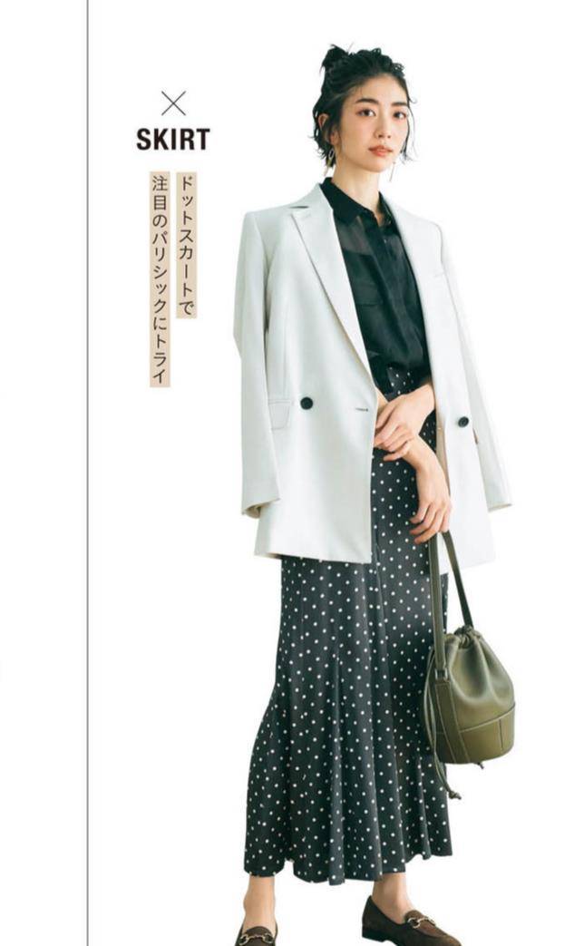 黑色|女人到了四十岁，应该多关注这三种舒服百搭的鞋子，时髦又显腿长