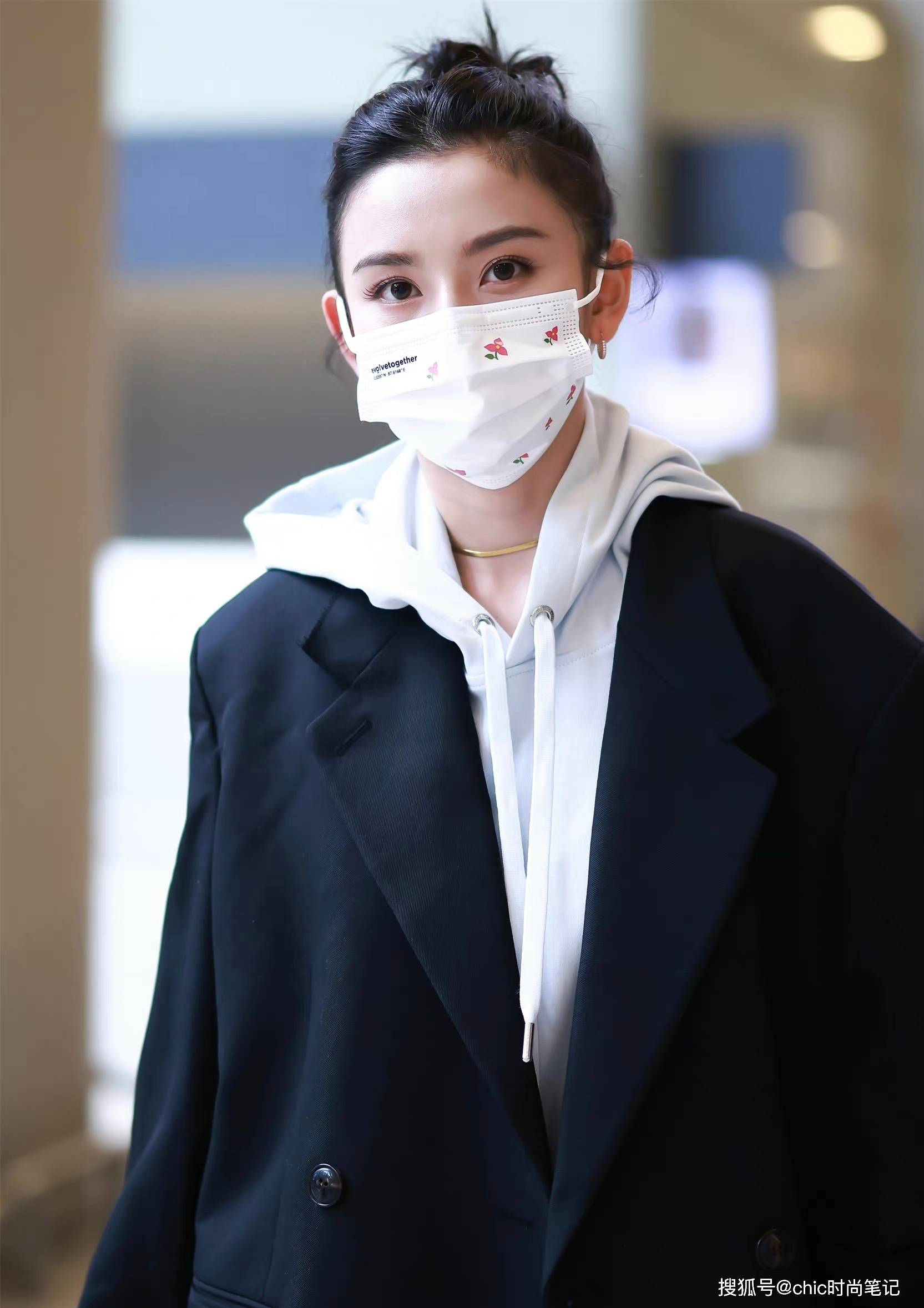 女孩子|刘亦菲的逛街状态，廓形西装加墨镜，帅气比仙气还逼人