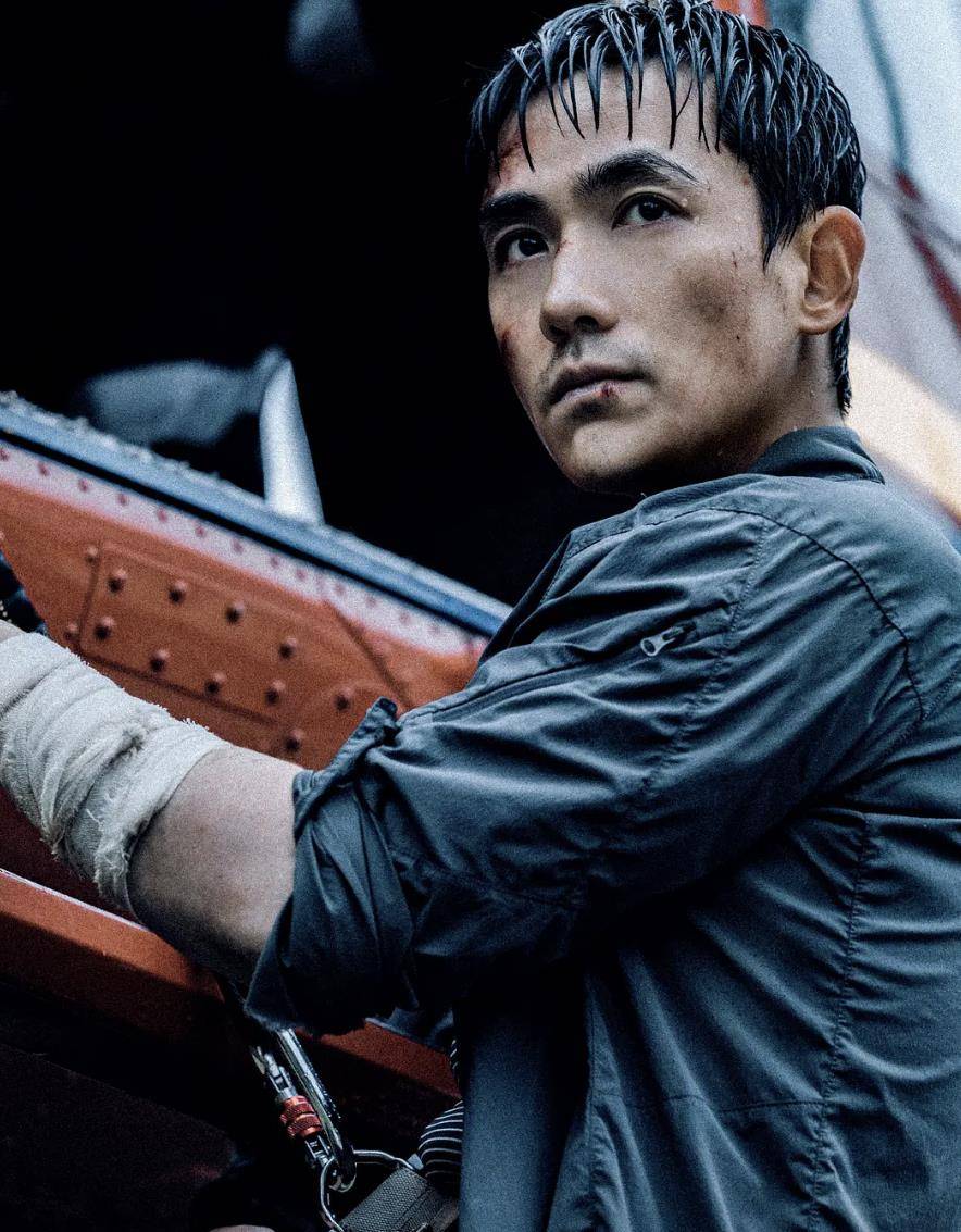 小洪|上线3天拿了9600多万票房！朱一龙新片《峰爆》，凭什么这么猛？