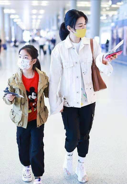 黄奕和|黄奕携女走机场，她打扮精致容光焕发，8岁女儿穿着随意显成熟
