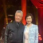 连衣裙|71岁黄梅莹穿T恤碎花裤，看到了真实老人的打扮，比赵雅芝优雅！