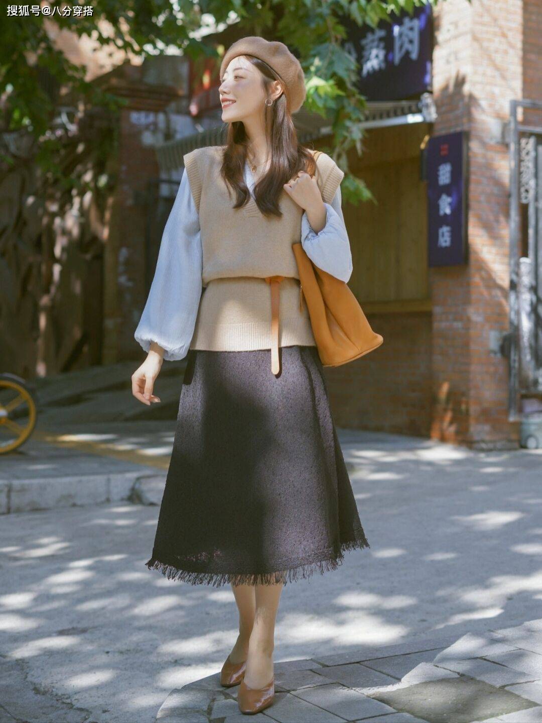 黑色|秋天,“马甲”的高级穿法是这样的,搭配黑色连衣裙优雅精致