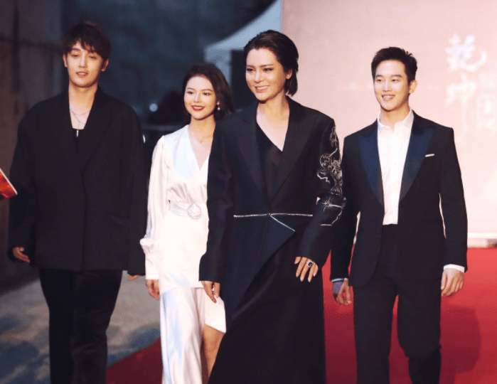 合体|二驴、老方丈合体直播，辛巴徒弟到场豪刷，散打哥主动接PK解围