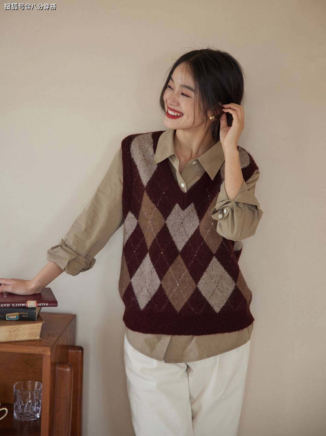 黑色|秋天,“马甲”的高级穿法是这样的,搭配黑色连衣裙优雅精致