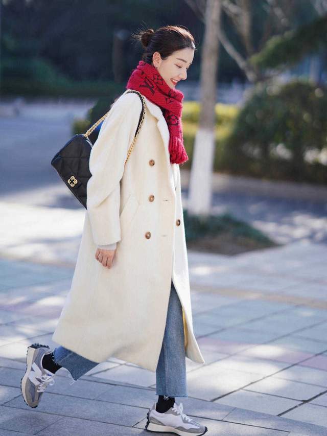 黑色|今年秋天，大衣怎么选才好看？黑白灰不挑人，大地色显高级