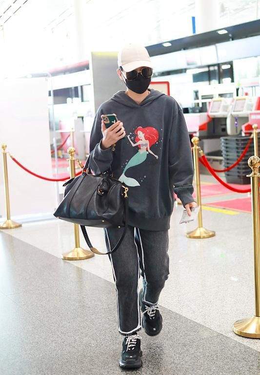 卫衣|胡杏儿三胎后首次走机场，拎大牌包穿得像运动员，瘦得下颌骨突兀
