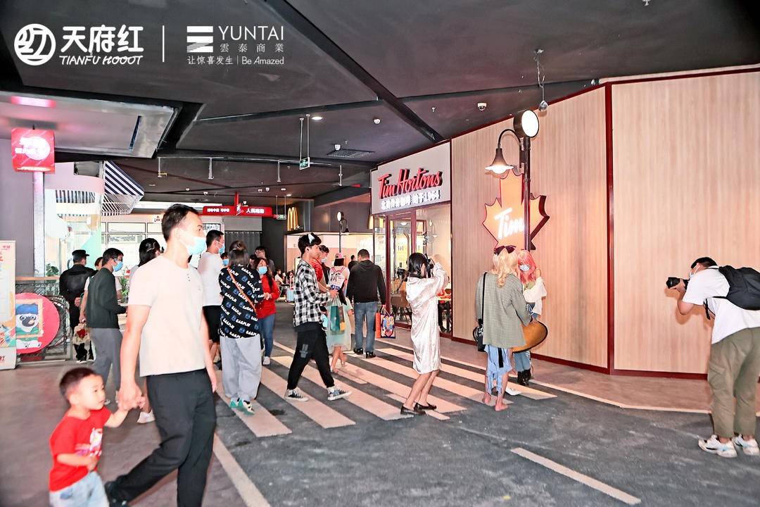 成都“天府红”首发亮相 极致业态构筑年轻引力场_手机搜狐网