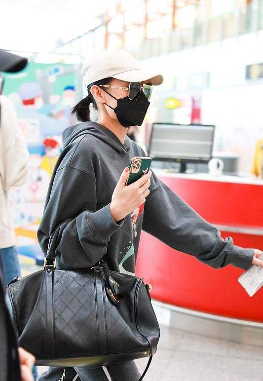卫衣|胡杏儿三胎后首次走机场，拎大牌包穿得像运动员，瘦得下颌骨突兀