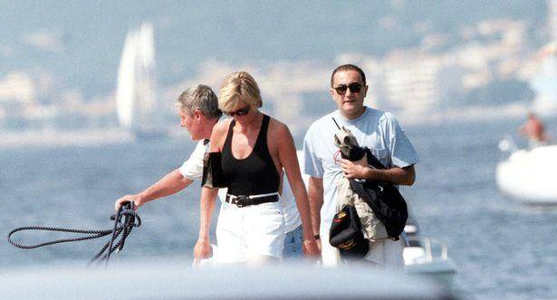 原创记者全新爆料戴安娜王妃假装和多迪恋爱只在镜头前亲密