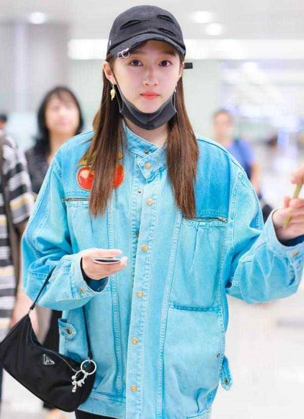 好身材|22岁关晓彤与33岁杨幂,撞衫牛仔外套,差11岁却像个姐妹