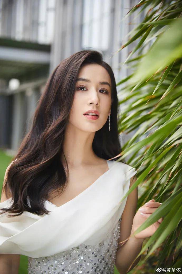 黄圣依|黄圣依穿斜肩白色长裙成熟妩媚!雪肤玉貌太靓丽多姿