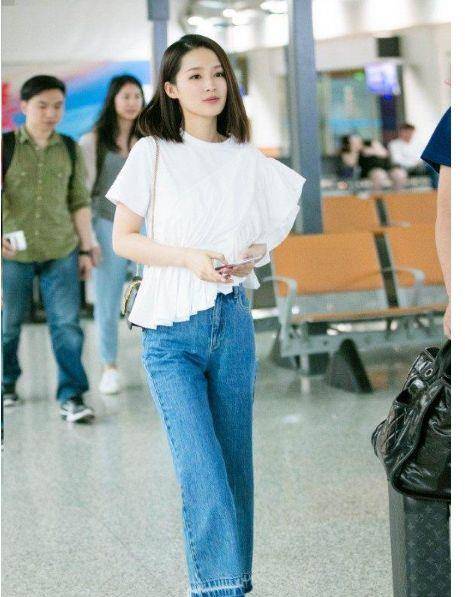 御姐|28岁的李沁清新甜美，大4岁的江疏影一出场，气质上的差别真不小