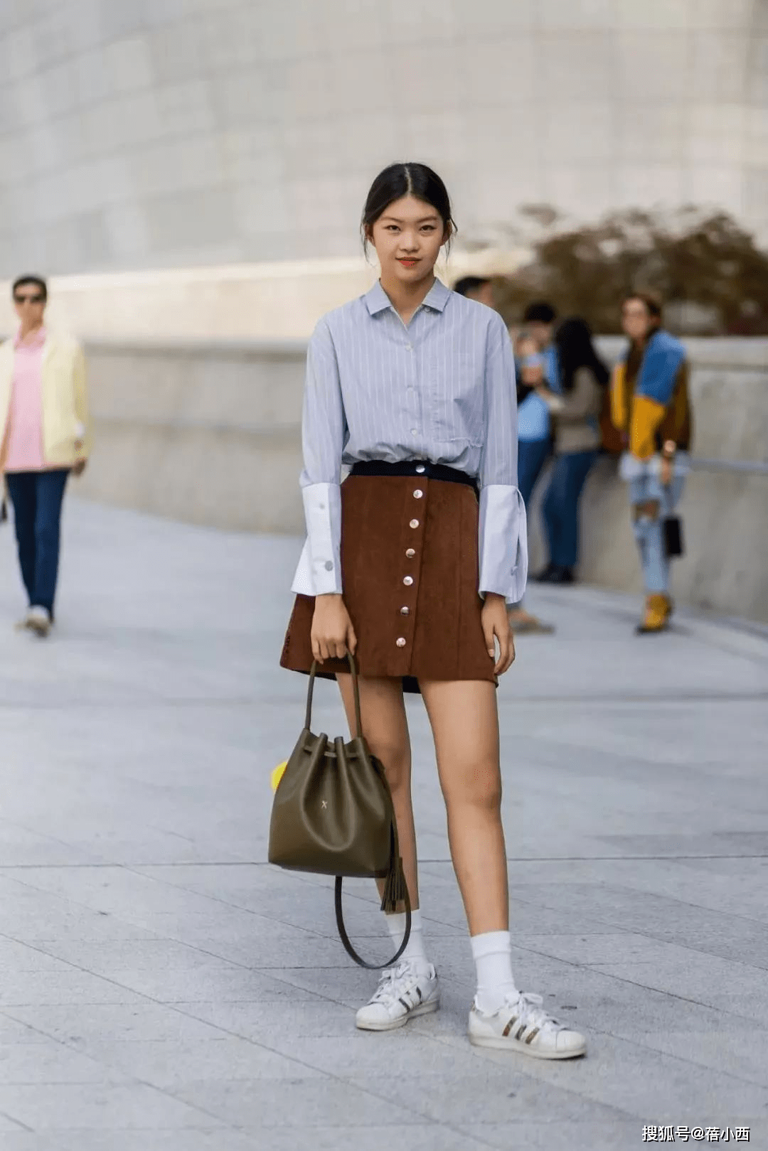 能够帮助|别穿大一号了，今年流行“上短下长”法则，轻松打造逆天大长腿！