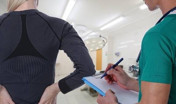 热水袋|出现腰痛怎么办？这3个方法或能缓解，试试吧