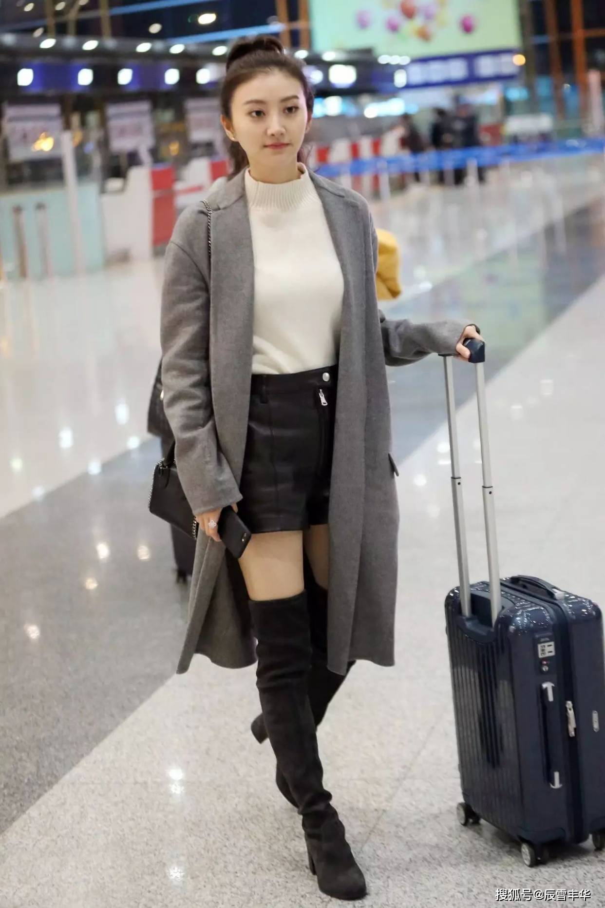 身材|景甜“针织衫”造型真时髦,配花衬衫和牛仔裤,休闲随性却很大气