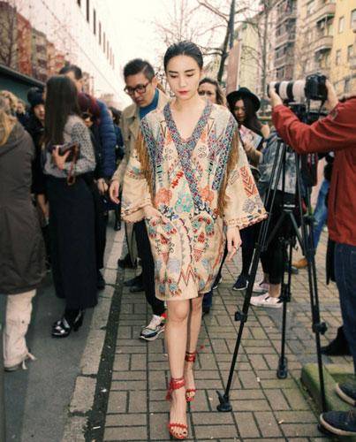宋佳|宋佳王丽坤真是气质型美女，两人同框虽然穿得花哨，依然高级耐看