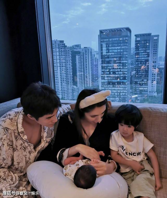 事业|麦迪娜产后11天肚子凸，二胎女儿正脸公开，儿子委屈失落不看妹妹