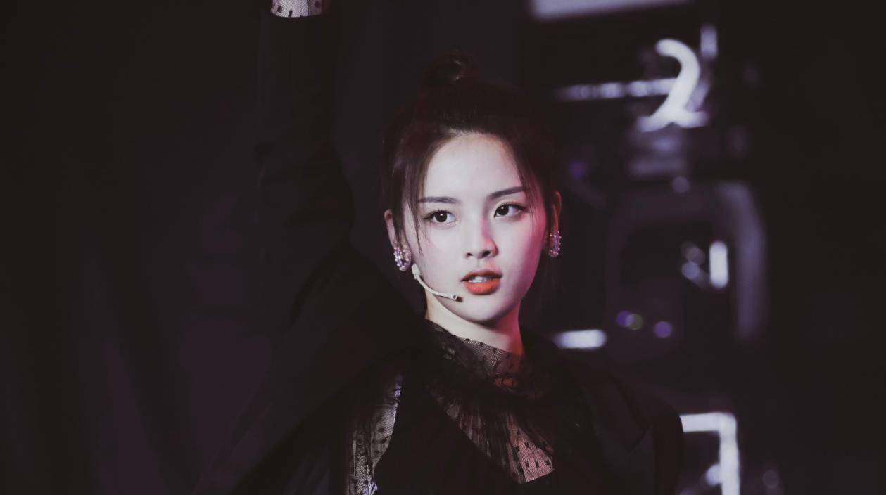 舞台|自卑女孩杨超越,从服务员到顶流明星,是如何改天换命的?