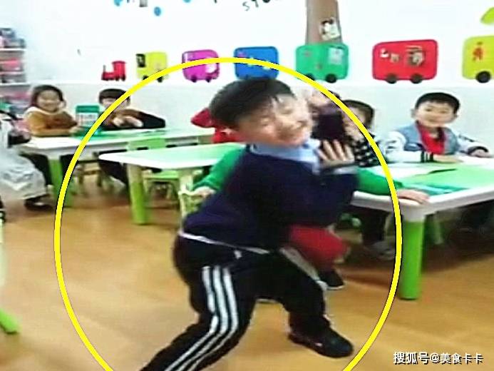 幼儿园|儿子喜欢跳舞，幼儿园老师发来儿子的这段视频，宝妈不淡定了