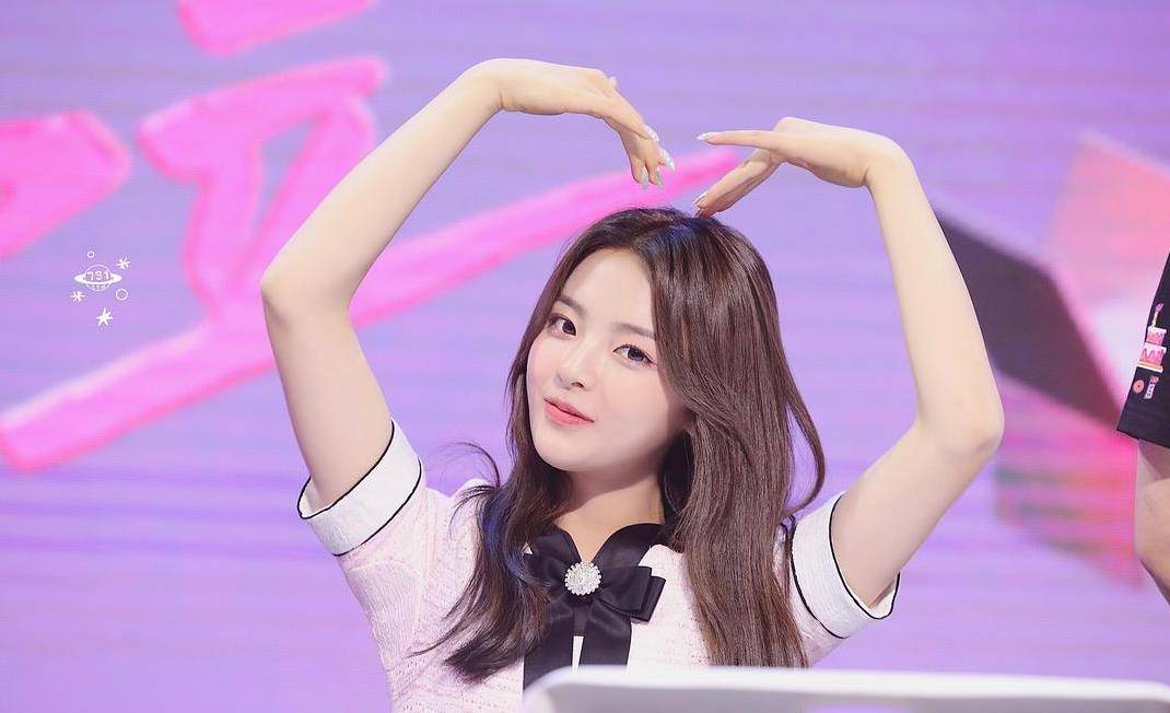 舞台|自卑女孩杨超越,从服务员到顶流明星,是如何改天换命的?