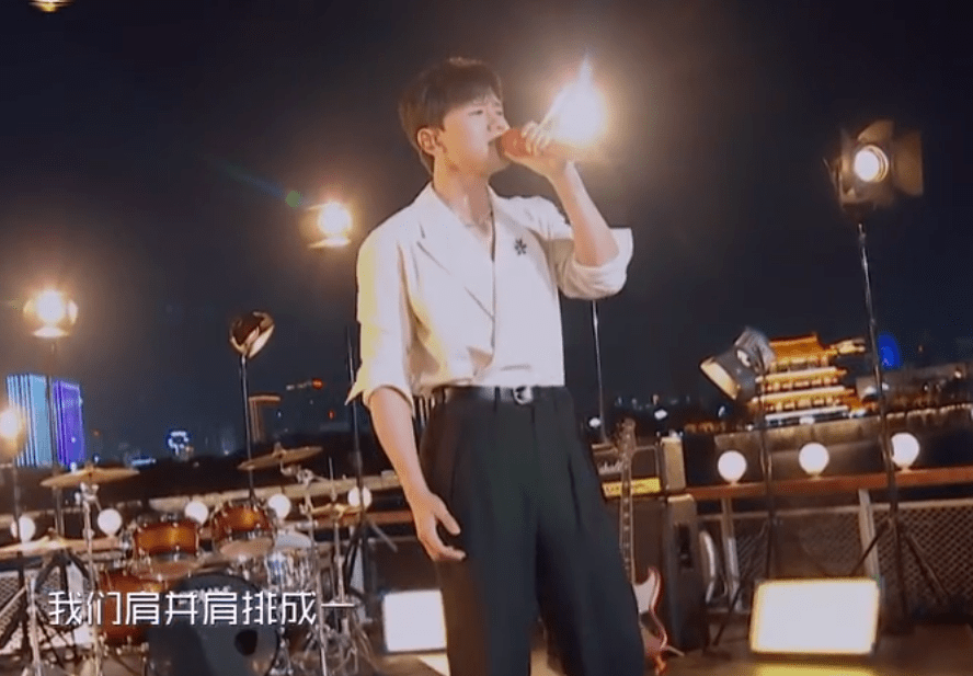 阿云嘎|卫视中秋晚会明星造型：张碧晨人鱼裙仙气足，戚薇蓬蓬袖夸张
