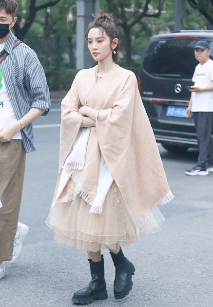 设计|当妈的唐艺昕少女模样不变，气质却越来越贵妇，披裸色披肩好优雅