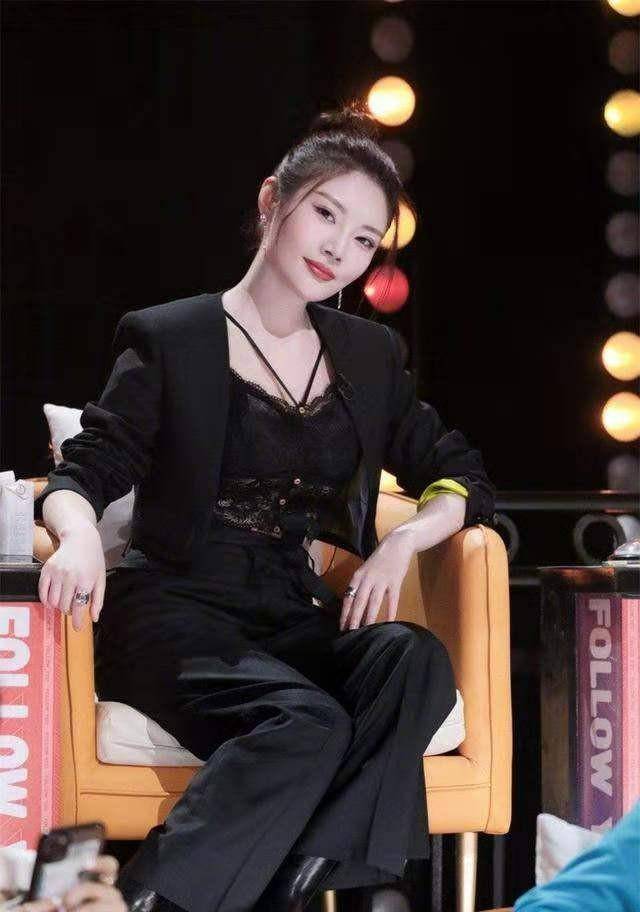 徐冬冬 徐冬冬穿衣挺“放得开”，穿西装露出蕾丝内搭，身材好就是占便宜
