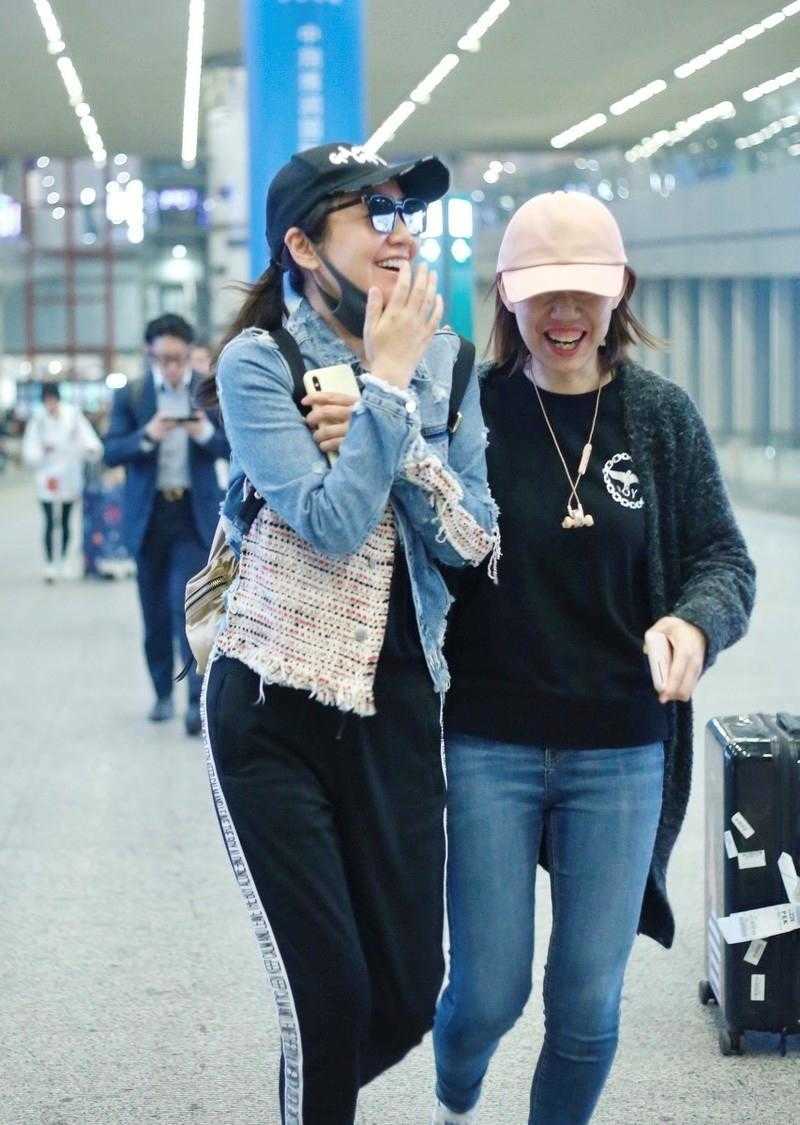 魅力 闫妮才是“逆生长”吧！牛仔外套配运动裤好年轻，素颜皮肤像少女
