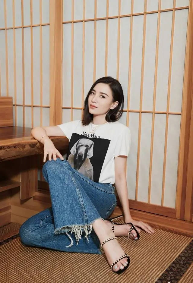 宋佳挺 宋佳挺有自信，穿搭低调素颜走机场，有了“阿姨”味道气质却高级